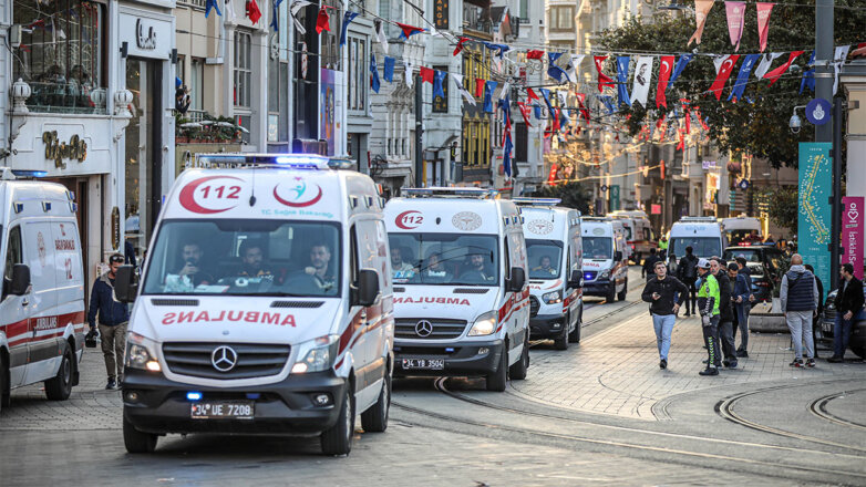 Машины скорой помощи на месте теракта в Стамбуле