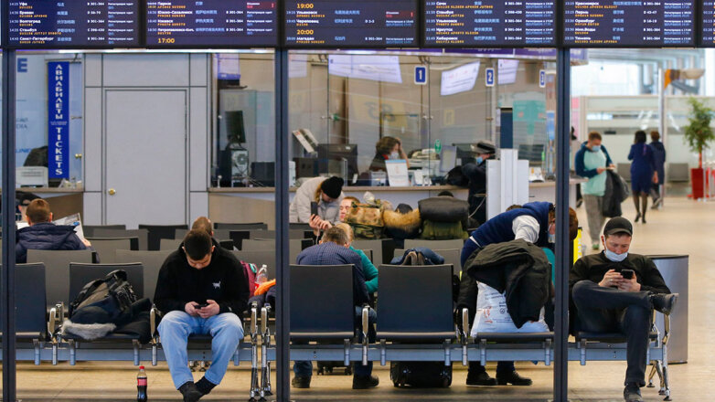 В аэропортах Москвы задержано и отменено почти 60 рейсов