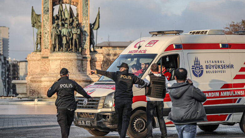 Полиция и скорая помощь на месте теракта в Стамбуле