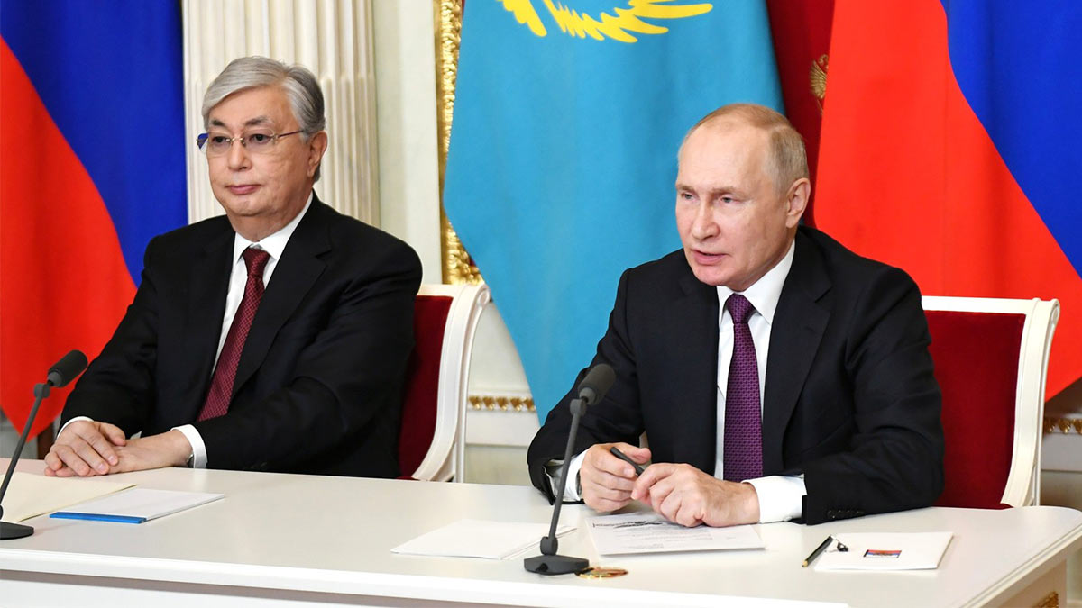 Президент РФ Владимир Путин (справа) и президент Казахстана Касым-Жомарт Токаев (слева)