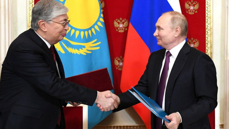 Президент РФ Владимир Путин (справа) и президент Казахстана Касым-Жомарт Токаев (слева)