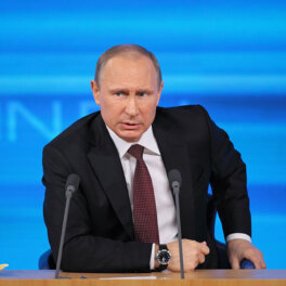 "Мы не настаиваем на капитуляции Украины": основные высказывания Путина на ПМЭФ-2025