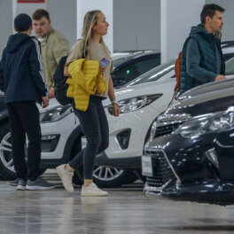 Продажи новых легковых автомобилей в РФ на прошлой неделе упали на 12,6%