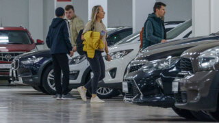Продажи новых легковых автомобилей в РФ на прошлой неделе упали на 12,6%