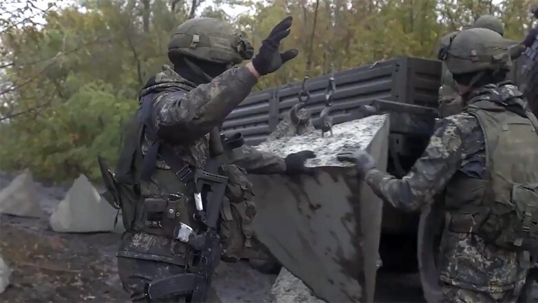 Российские военные возводят противотанковые заграждения на Украине