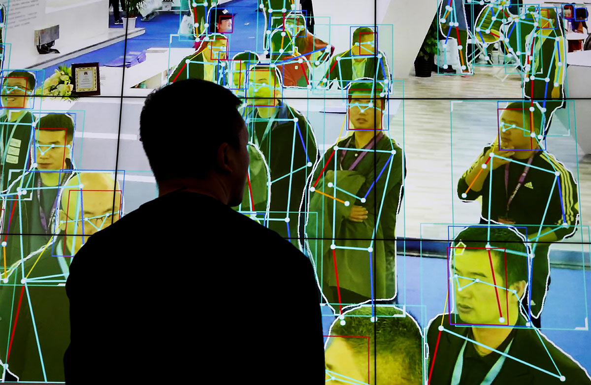 Мужчина смотрит на демонстрацию программного обеспечения для анализа движений человека в Китае
