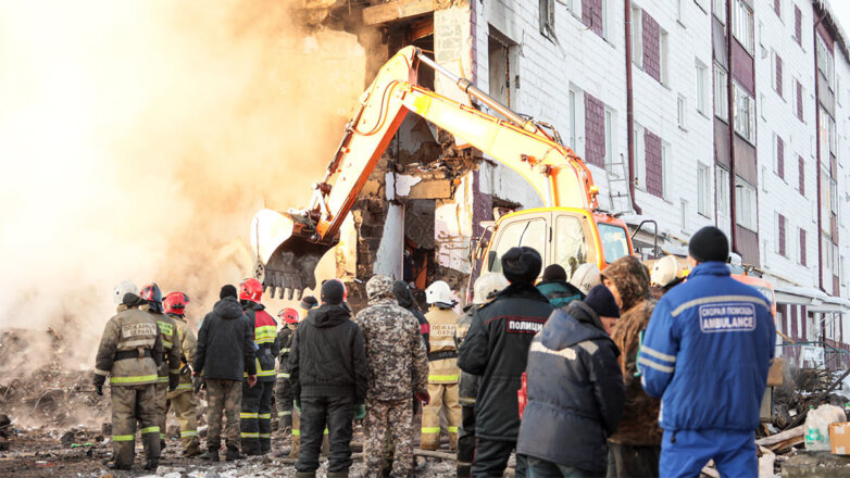 Разбор завалов на месте взрыва бытового газа в жилом доме на Сахалине