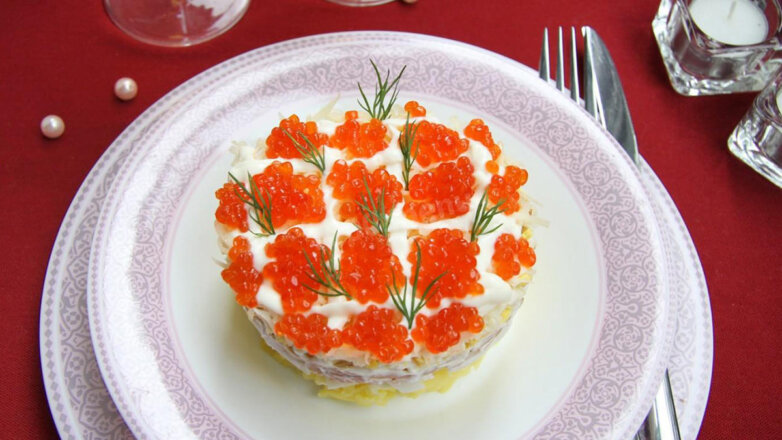 Праздничная кухня: салат "Царский" с крабовыми палочками и красной икрой