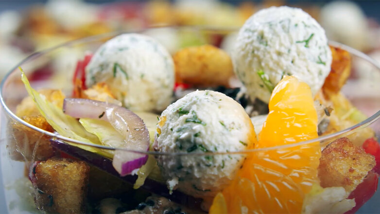 Праздничная кухня: салат с курицей, сухариками и мандаринами