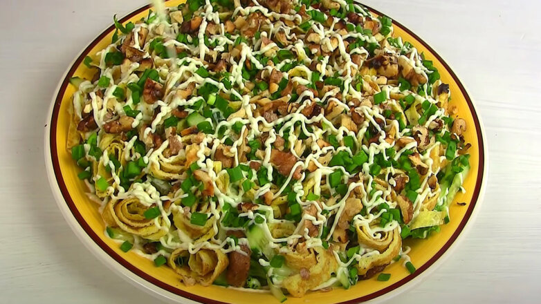 Праздничная кухня: салат "Римский" с говядиной и яичными блинчиками