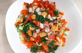 30 минут на кухне: салат "Радуга" с крабовыми палочками и хурмой