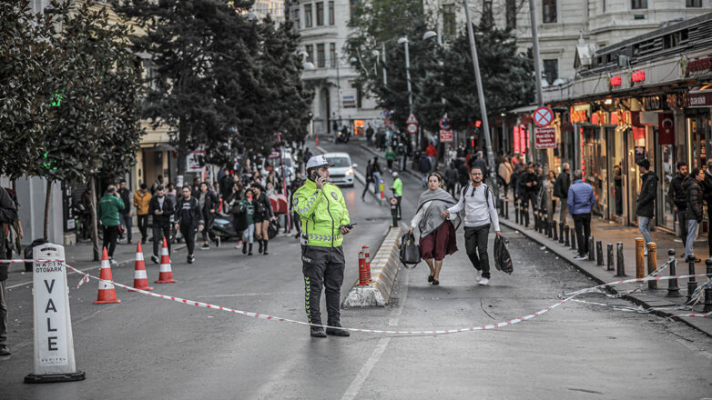 Сотрудники полиции на месте теракта в Стамбуле