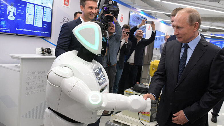 Президент РФ Владимир Путин с роботом