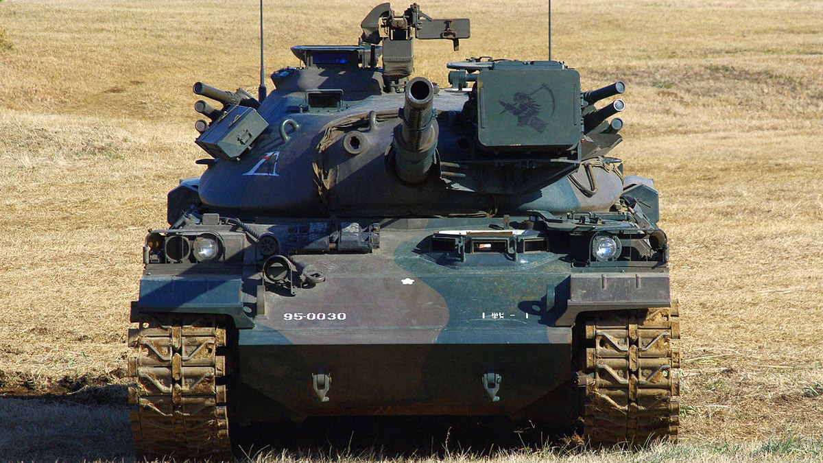 Япония хочет смягчить ограничения на экспорт подержанных танков и ракет
