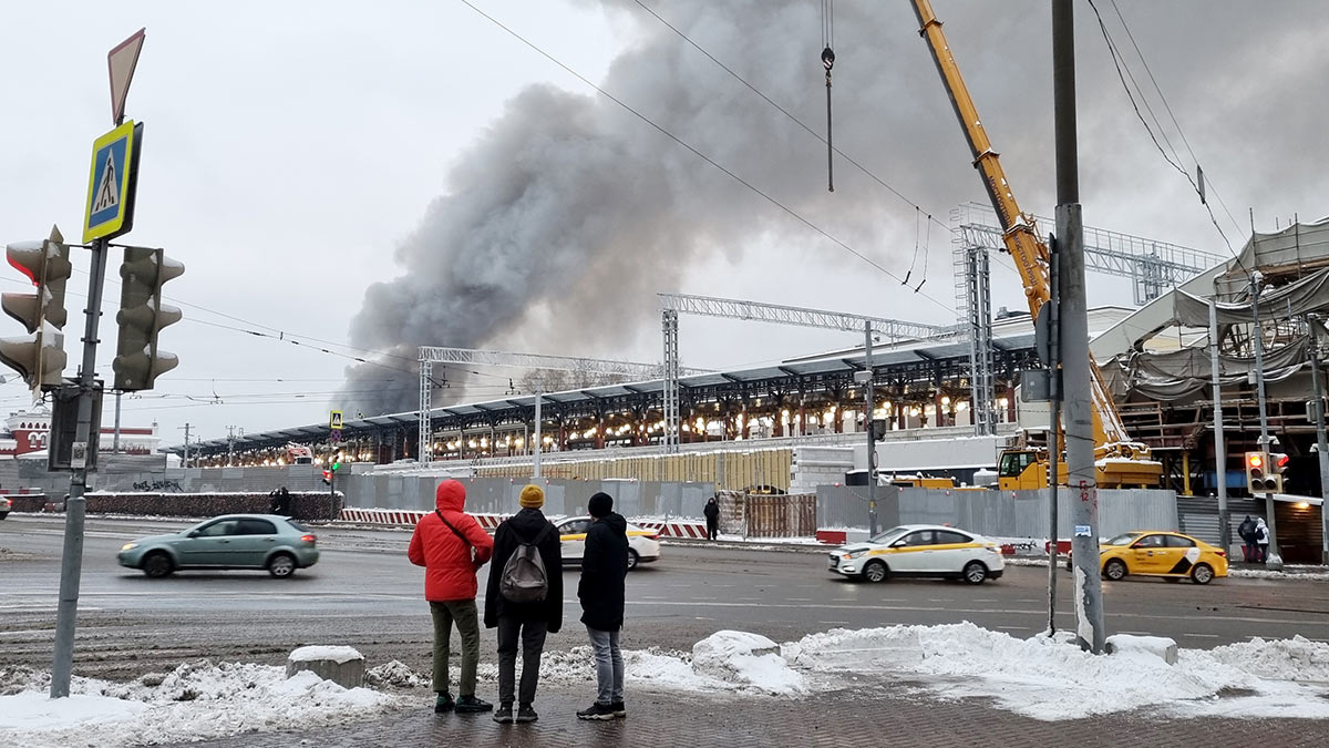 Вид на дым от пожара в складском здании в районе Комсомольской площади