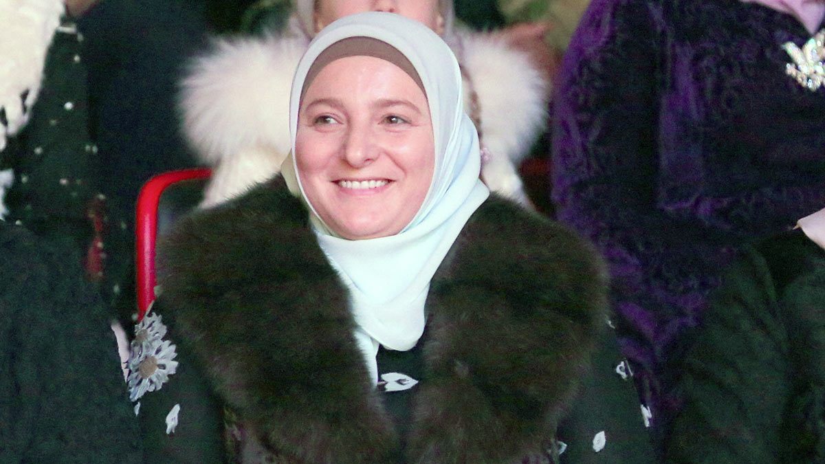 Путин присвоил звание "Мать-героиня" жене Кадырова