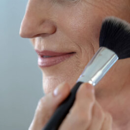 Скроет морщины: визажист назвала важное средство для антивозрастного макияжа