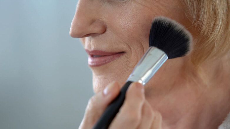 Скроет морщины: визажист назвала важное средство для антивозрастного макияжа