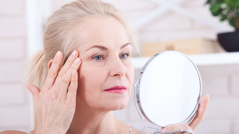 Подчеркнут морщины: какие ошибки в макияже особенно опасны с возрастом