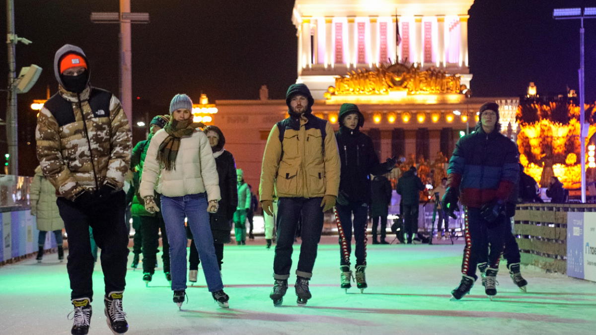 Более 200 катков с искусственным льдом откроют во всех округах Москвы