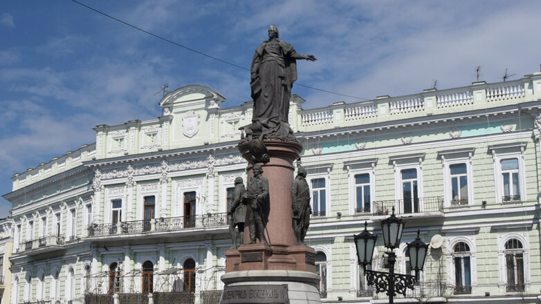 СМИ: в Одессе снесли памятники Екатерине II и Суворову