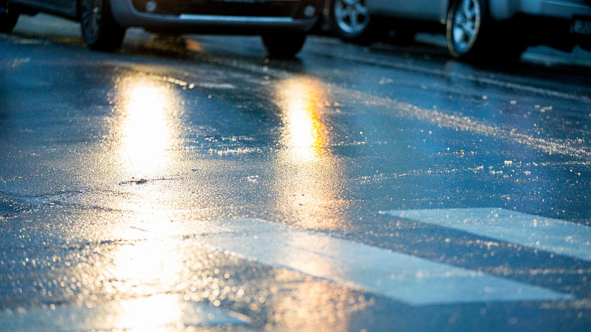 Москвичей призвали к осторожности на дорогах из-за опасной погоды