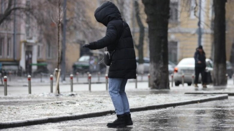 В Москве продлили "желтый" уровень погодной опасности из-за гололедицы
