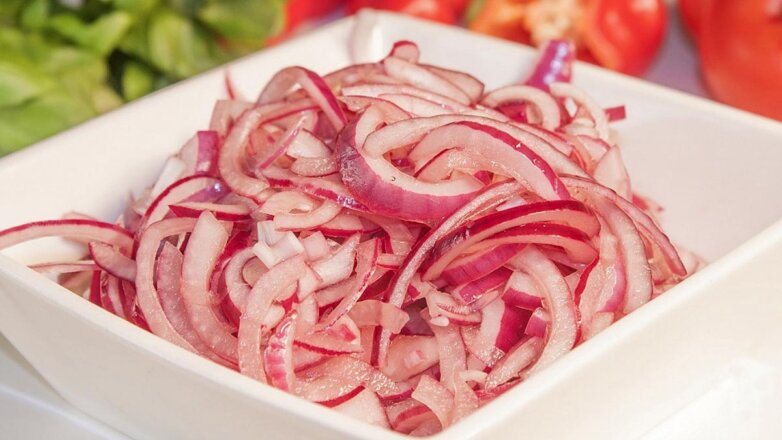 30 минут на кухне: как быстро и вкусно замариновать лук для шашлыка, салата и других блюд