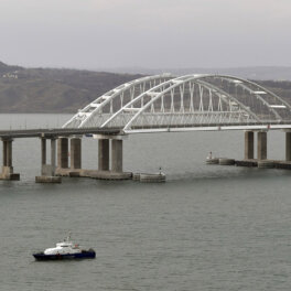 Более 800 автомобилей стоят в очереди на Крымский мост