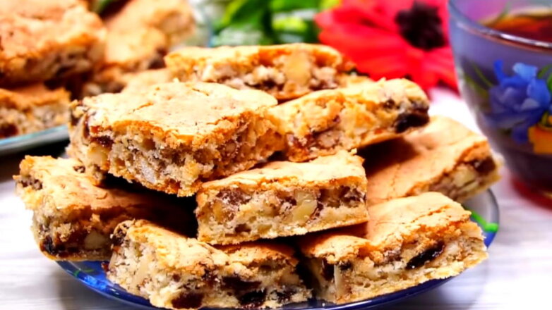 К семейному чаепитию: бисквитное печенье с орехами и изюмом