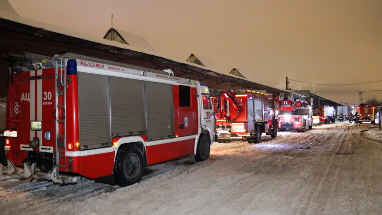 Более 100 человек тушат крупный пожар на юге Москвы