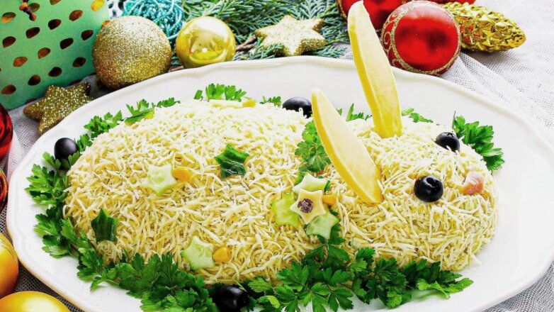 Праздничная кухня: салат "Кролик" с ветчиной, кукурузой и рисом