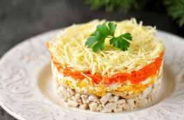 Праздничная кухня: салат "Мужские слёзы" с курицей, грибами и корейской морковью