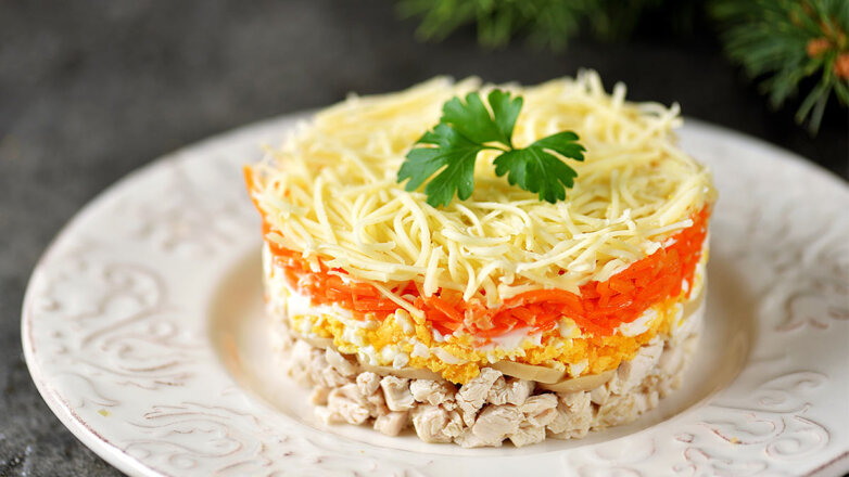 Праздничная кухня: салат "Мужские слёзы" с курицей, грибами и корейской морковью