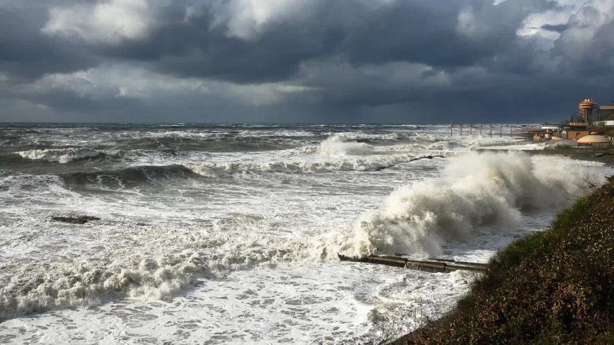 Пляжи Сочи закрыли из-за шторма в море
