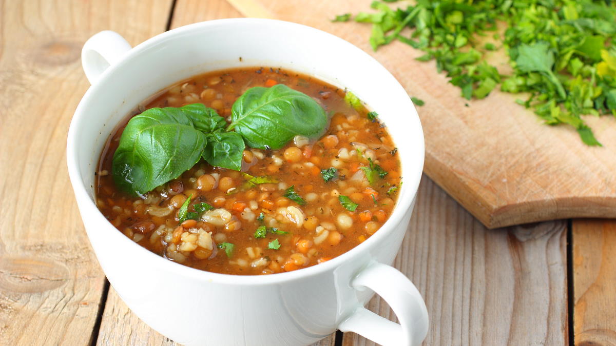 Просто и вкусно: суп с чечевицей и булгуром