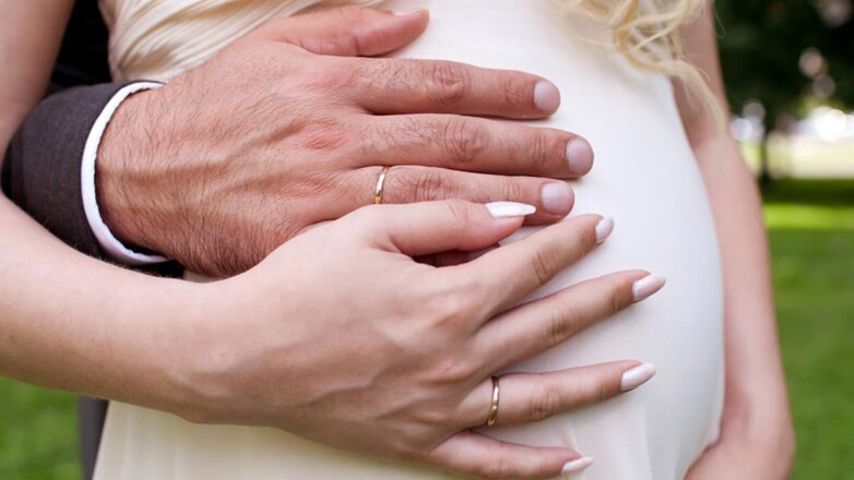 Девушка вышла замуж за мужчину на 40 лет старше и призвала к борьбе за любовь