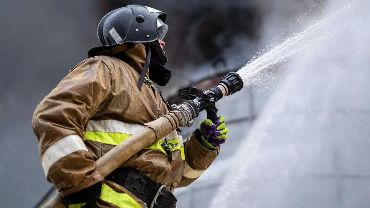 Из горящего здания на улице Академика Королева в Москве спасли 5 человек