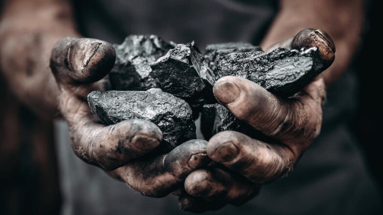 Доминирующие угольные компании РФ обязали продавать на бирже не меньше 10% от объема