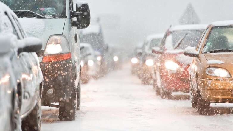 В снегопад и гололед: о чем важно помнить автомобилистам зимой
