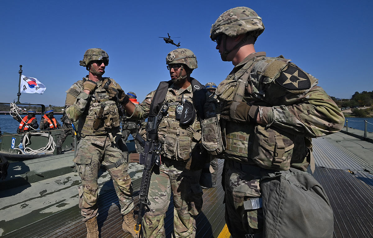 Американские солдаты участвуют в совместных южнокорейско-американских учениях