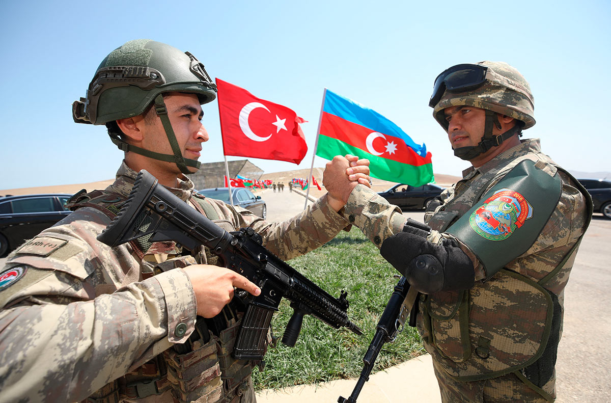 Солдаты армий Турции и Азербайджана