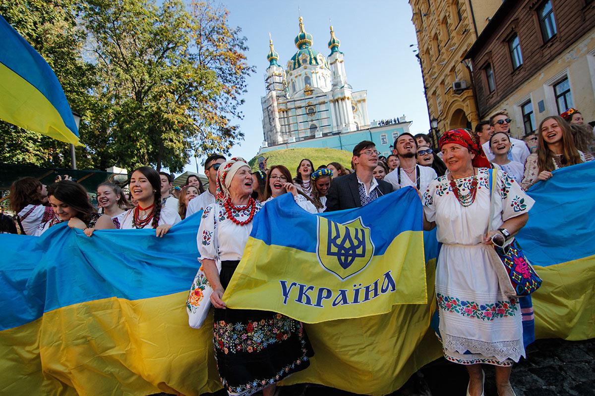 Украинцы в вышиванках принимают участие в "Марше вышиванкок" в Киеве