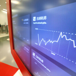 Монитор с графиками в офисе Московской бирж