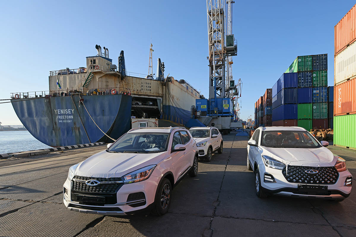 Автомобили марки Chery из Китая во время выгрузки с борта судна-автомобилевоза "Енисей"