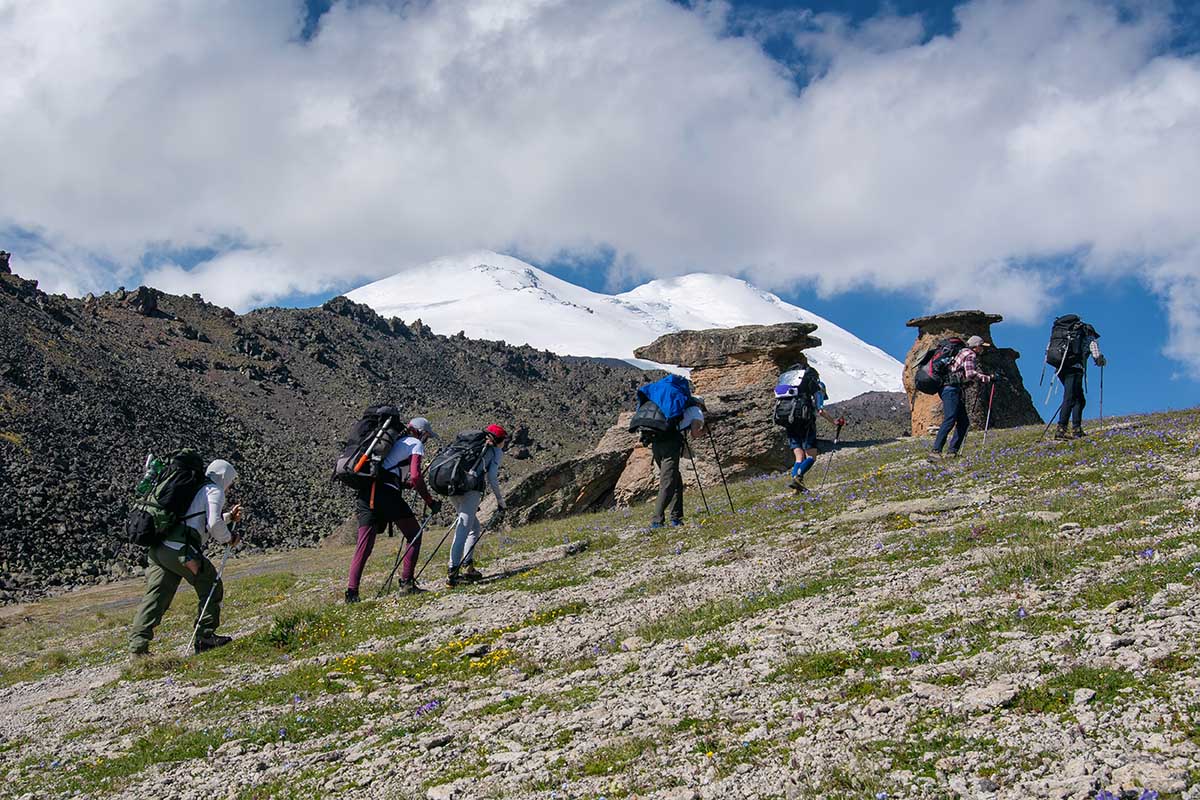 Туристы проходят мимо каменных грибов-скал ,Национальный парк Приэльбрусье