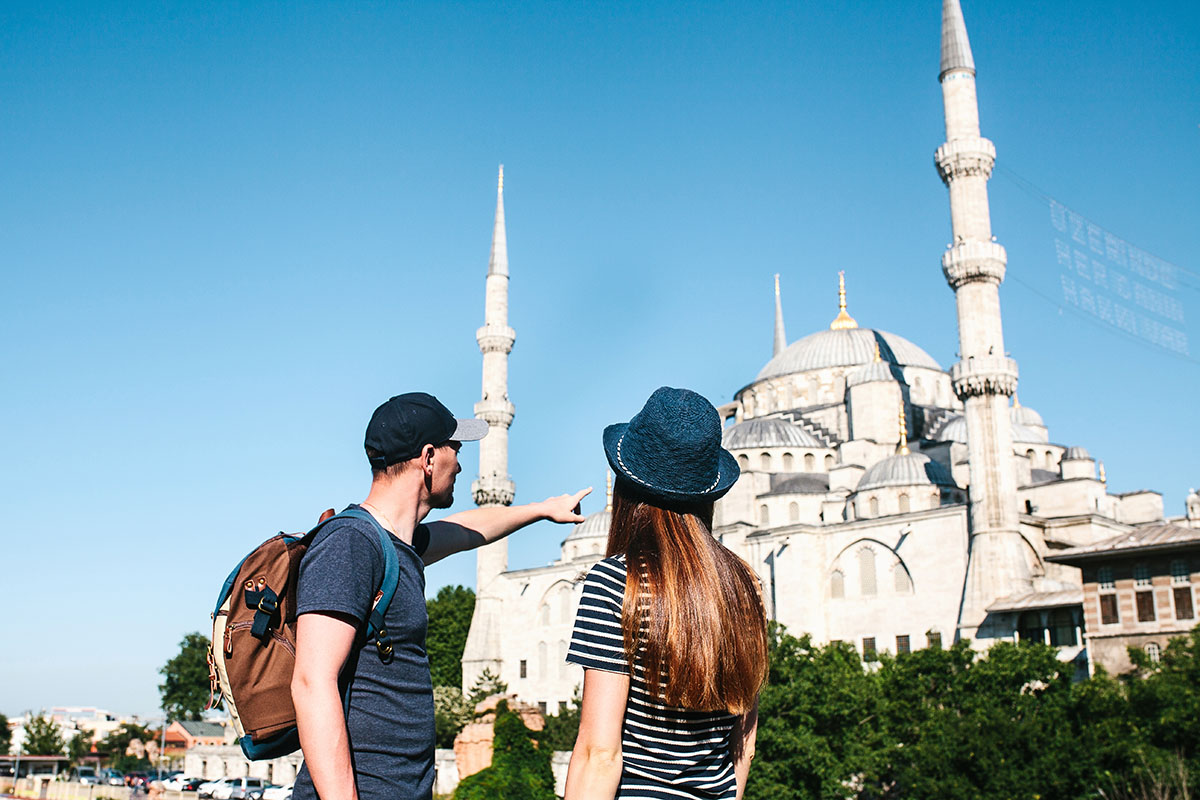 Туристы в Стамбуле у мечети Султанхамет