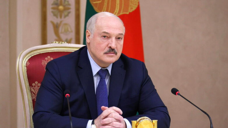 Лукашенко считает неприличным отбирать у медиков ковидные надбавки