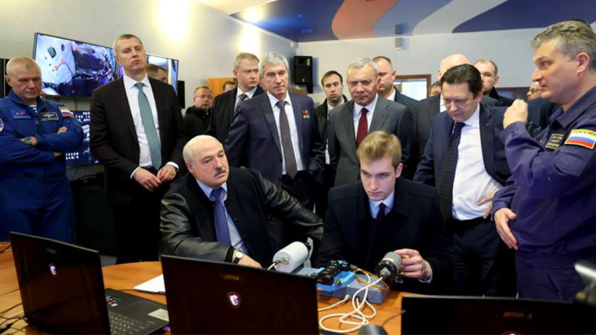 Сын Лукашенко провел тренировку по стыковке корабля "Союз" к МКС