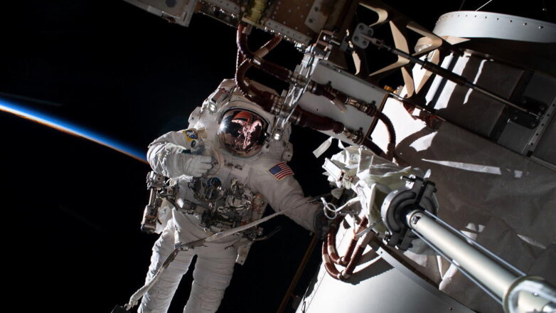Астронавты NASA завершили выход в открытый космос с борта МКС